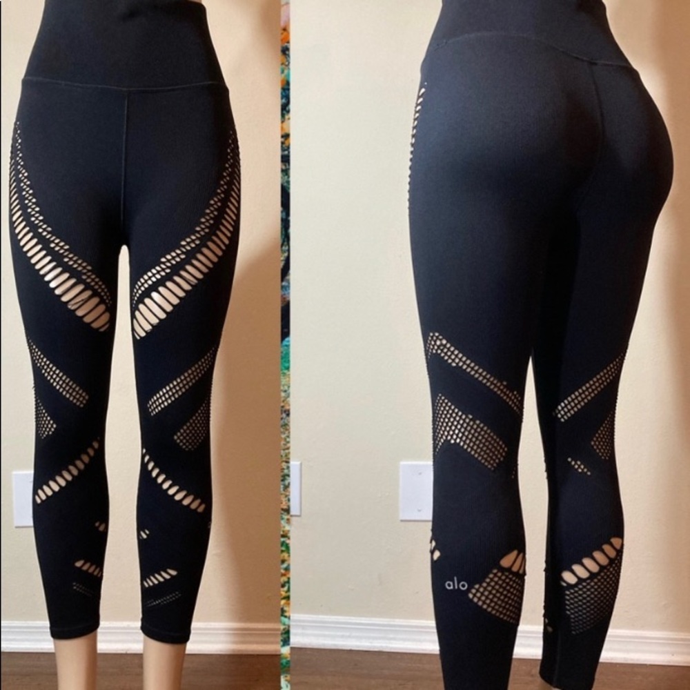 ALO Leggings, Black, Size Large, leggings go just below knee.
